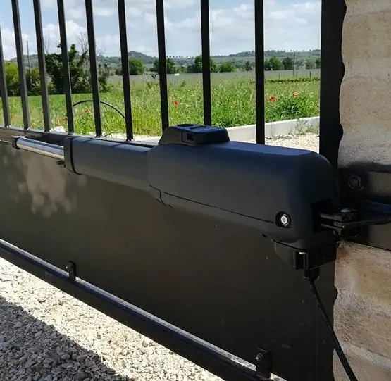 Attuatore su anta cieca di un cancello a battente – Faenza Celle