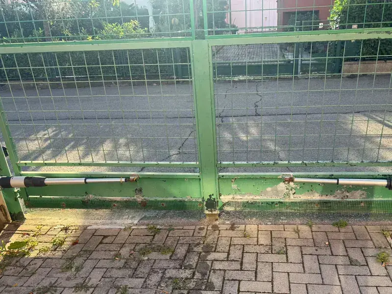 Cancello a battente verde con due attuatori – Lugo centro storico