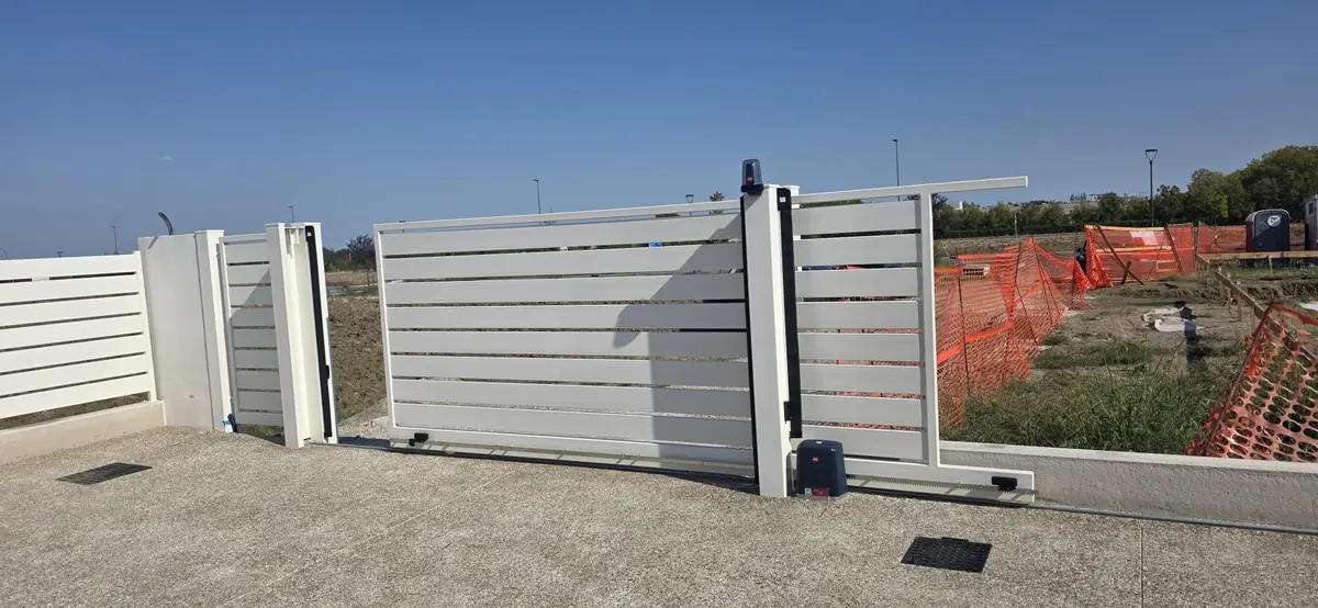 Cancello carraio scorrevole e pedonale di una nuova costruzione – Lugo Giovecca