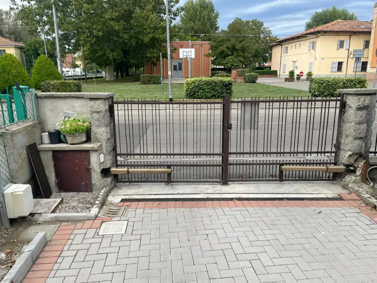 Cancello a due ante automatizzato nel cortile di un condominio – riparazione CAME Solarolo