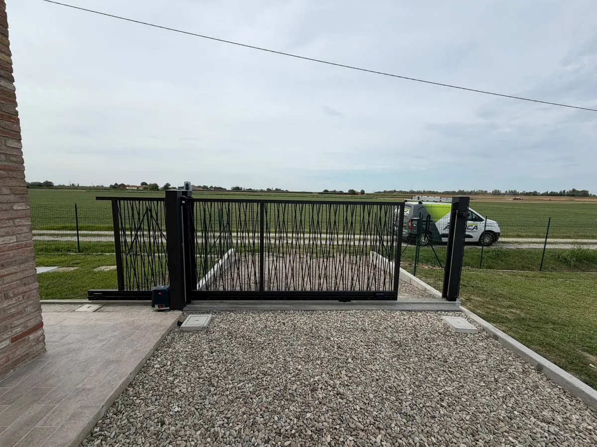 Cancello scorrevole di una casa in mattoni nella pianura romagnola – assistenza BFT Solarolo