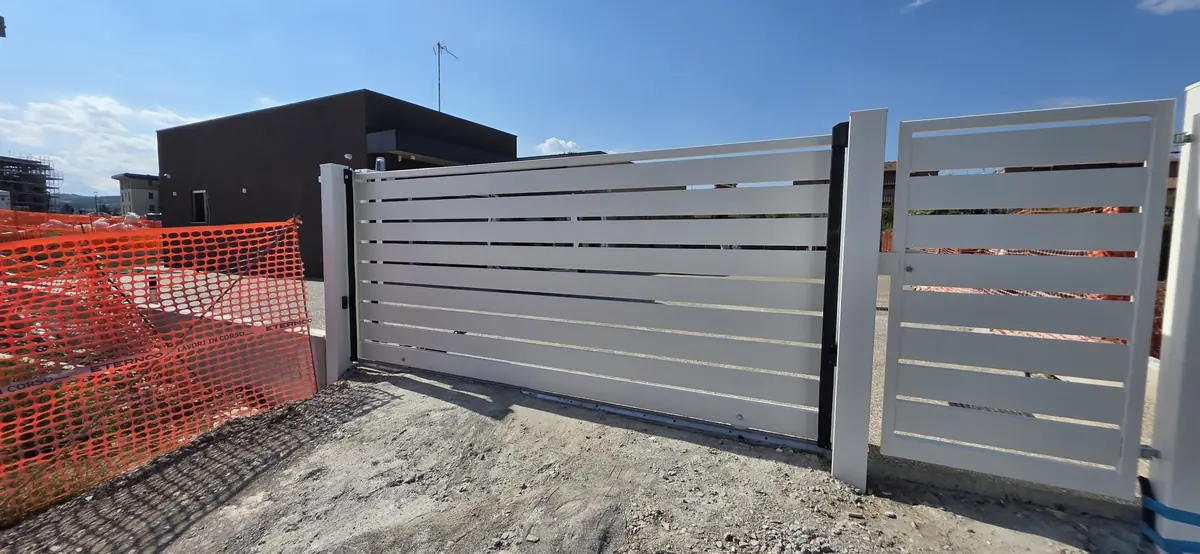 Cancello scorrevole a doghe appena installato – riparazione Aprimatic Solarolo
