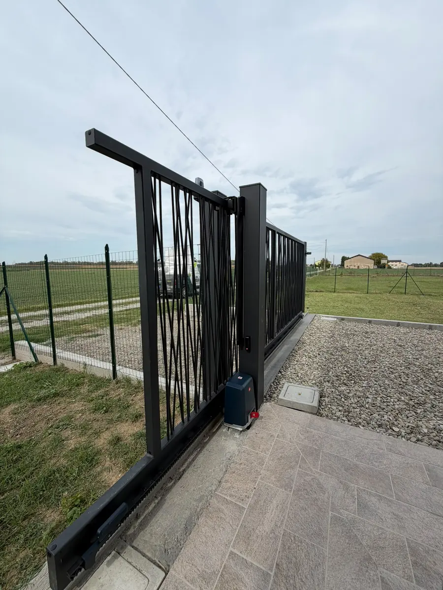 Cancello scorrevole in ferro aperto sulla campagna – Cervia