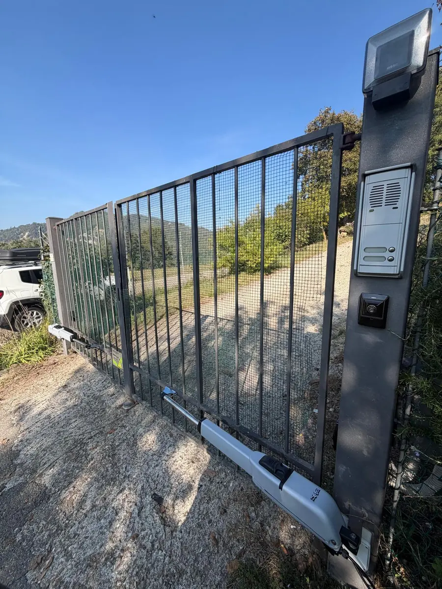 Cancello scorrevole in ferro con colonnina del citofono – Cotignola