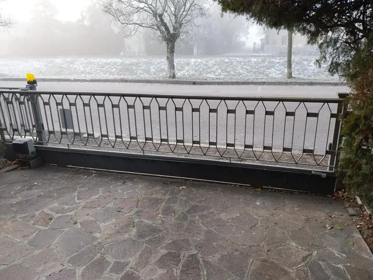 Cancello scorrevole in una mattina di nebbia – Bagnacavallo