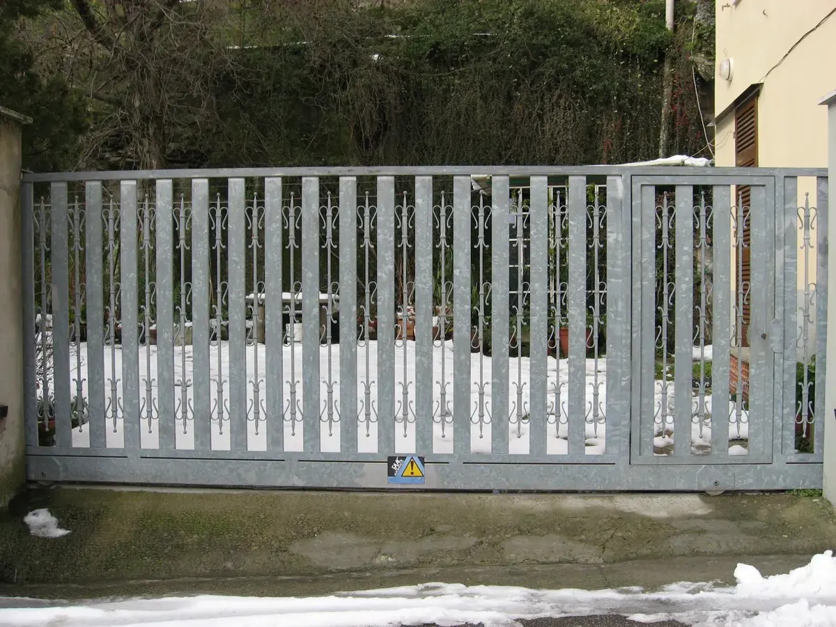 Cancello scorrevole zincato con la neve – assistenza FAAC Solarolo