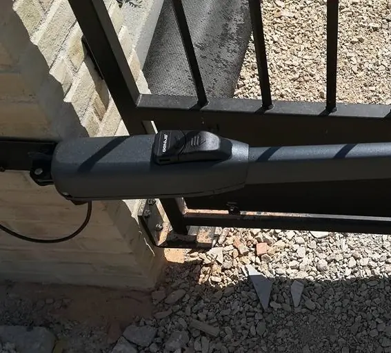 Motore a pistone montato su un’anta in ferro – Cervia