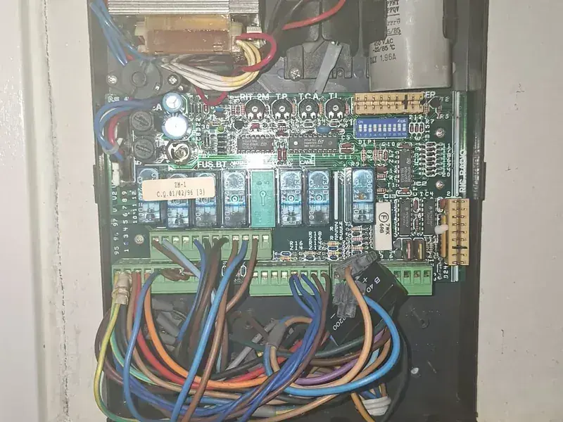 Scheda elettronica nel quadro di comando del cancello – Telcoma Faenza